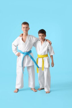 Renkli arka planda karategi yapan küçük çocuklar.