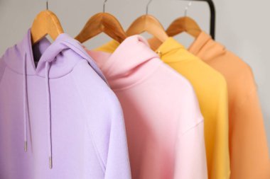 Işık duvarının yanında şık kapüşonlularla dizilin, yakın plan.