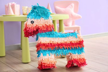 Çocuk odasında at şeklinde Meksika pinyatası.