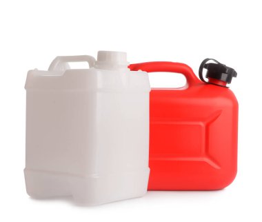 Beyaz arkaplanda plastik bidonlar