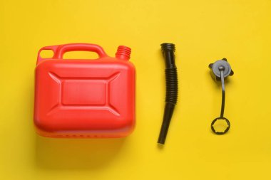 Renk arkaplanı üzerine plastik bidon