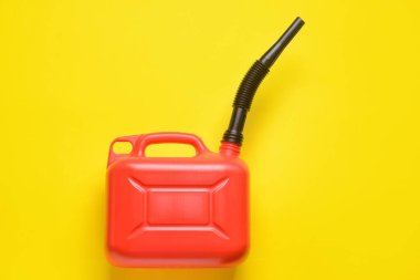Renk arkaplanı üzerine plastik bidon