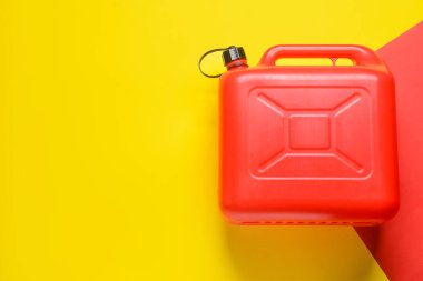 Renk arkaplanı üzerine plastik bidon