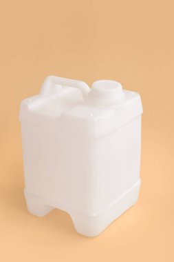 Renk arkaplanı üzerine plastik bidon