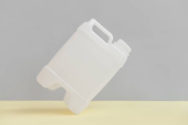 Gri arkaplanda plastik bidon