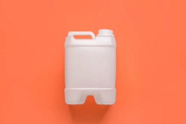 Renk arkaplanı üzerine plastik bidon