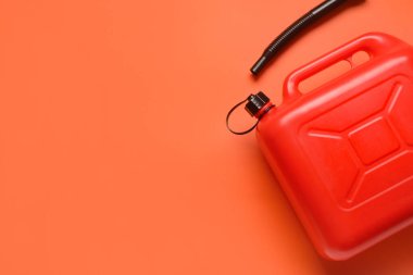 Renk arkaplanı üzerine plastik bidon