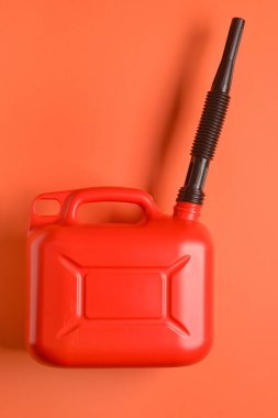 Renk arkaplanı üzerine plastik bidon