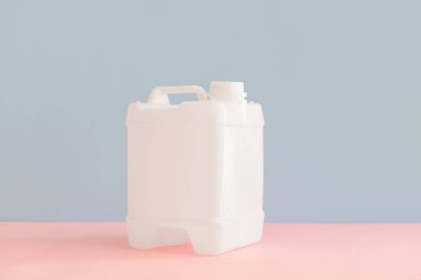 Renk arkaplanı üzerine plastik bidon
