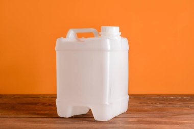 Renk arkaplanı üzerine plastik bidon