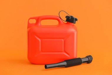 Renk arkaplanı üzerine plastik bidon