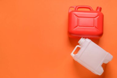 Renkli arkaplanda plastik bidonlar