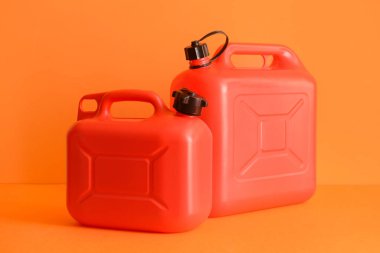 Renkli arkaplanda plastik bidonlar