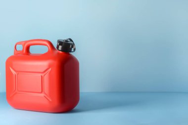 Renk arkaplanı üzerine plastik bidon