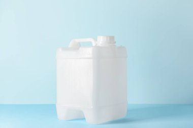 Renk arkaplanı üzerine plastik bidon