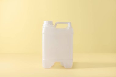 Renk arkaplanı üzerine plastik bidon