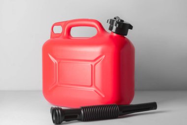 Gri arkaplanda plastik bidon