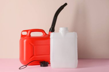 Renkli arkaplanda plastik bidonlar