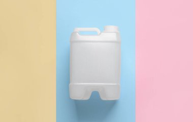 Renk arkaplanı üzerine plastik bidon
