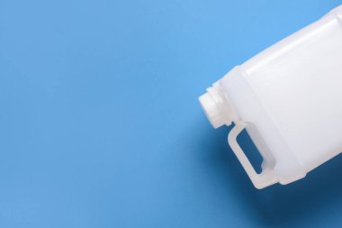 Renk arkaplanı üzerine plastik bidon