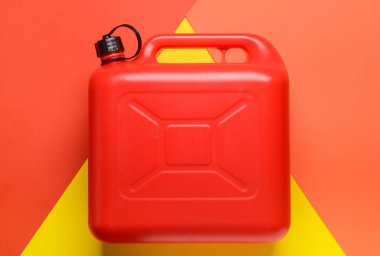 Renk arkaplanı üzerine plastik bidon