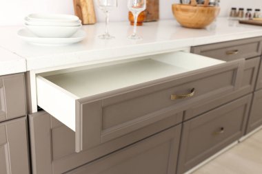 Odada mutfak çekmecesi ve çatal bıçak var.