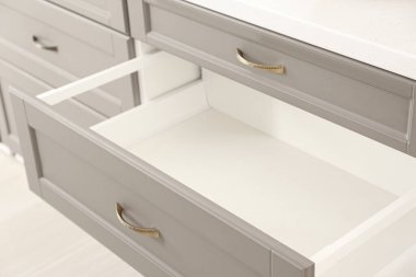 Odada açık mutfak çekmecesi, yakın plan.