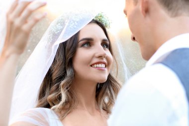 Açık havada onun damat ile mutlu genç gelin