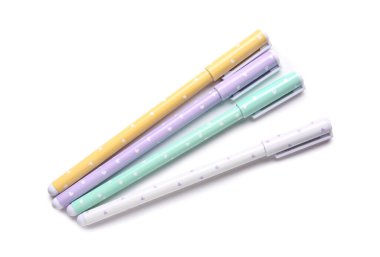 Beyaz arkaplanda renkli kalemler