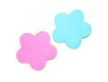 Beyaz arkaplanda çiçek şeklinde renkli yapışkan notlar