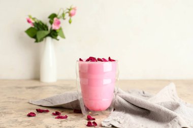 Masada bir bardak lezzetli gül lattesi.