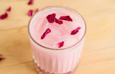Masada bir bardak lezzetli gül lattesi.