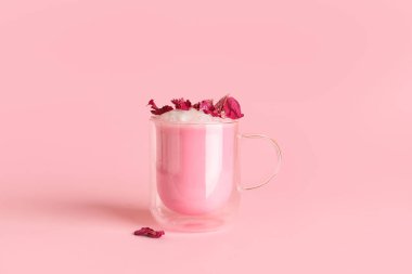 Renkli arkaplanda bir fincan lezzetli gül lattesi.