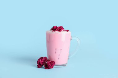 Renkli arkaplanda bir fincan lezzetli gül lattesi.