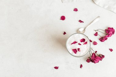 Hafif arka planda bir bardak lezzetli gül lattesi.