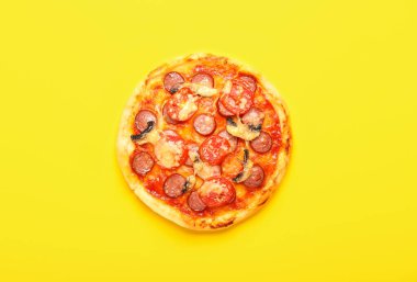 Sarı arka planda lezzetli mini pizza.