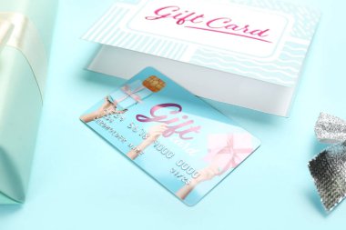 Mavi arkaplanda hediye kartı, yakın plan.