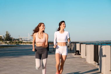 Parkta koşan genç kadınlar