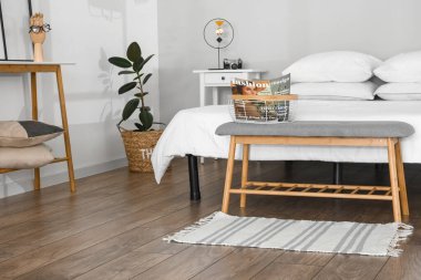 Şık bir yatak odasının içinde rahat bir yatağın yanında.