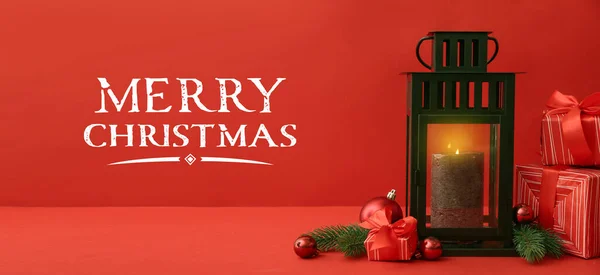 Прекрасний Різдвяний Ліхтар Прикрасами Подарунками Червоному Тлі Простором Тексту — стокове фото