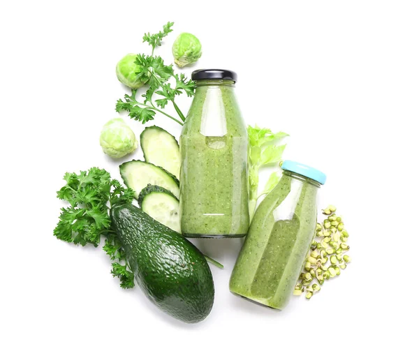 白い背景に健康的な緑のスムージーと野菜のボトル — ストック写真