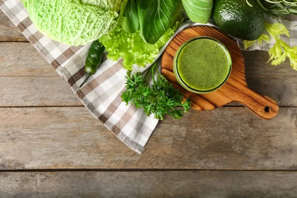 Glass Healthy Green Smoothie Vegetables Wooden Background — Stock Photo, Image