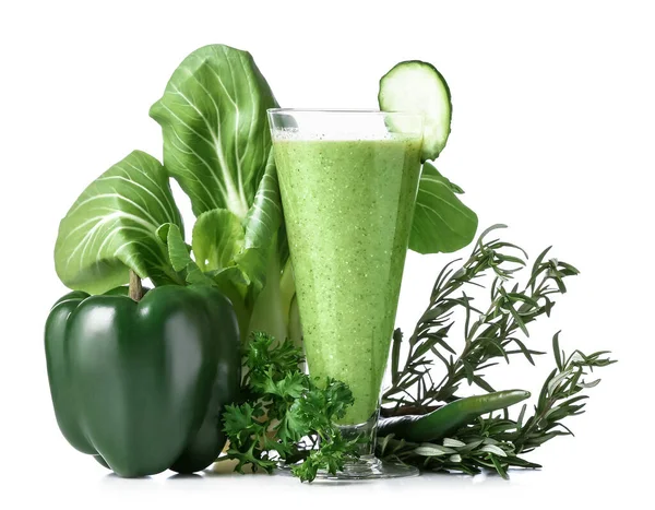 白い背景に健康的な緑のスムージーと野菜のガラス — ストック写真