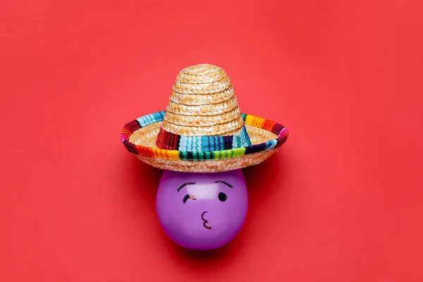 Balão Bonito Com Rosto Desenhado Chapéu Sombrero Fundo Vermelho — Fotografia de Stock