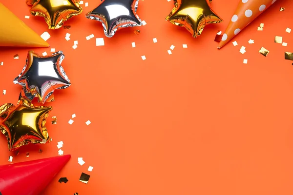 Mooie Ballonnen Feestmutsen Confetti Oranje Achtergrond — Stockfoto