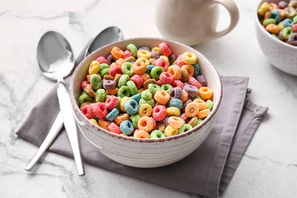 Schüssel Mit Bunten Müsliringen Auf Hellem Hintergrund — Stockfoto