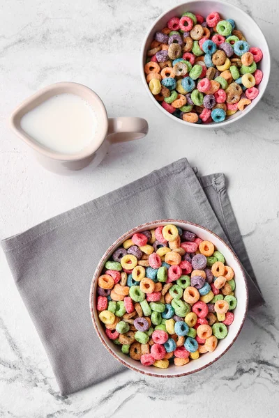 Cuencos Con Anillos Cereales Colores Jarra Leche Sobre Fondo Claro —  Fotos de Stock