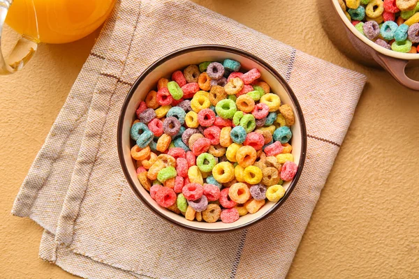 Cuenco Anillos Cereales Colores Sobre Fondo Color — Foto de Stock