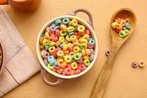 Cuenco Anillos Cereales Colores Sobre Fondo Color — Foto de Stock