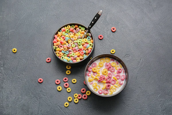 Cuencos Coloridos Anillos Cereales Sobre Fondo Oscuro — Foto de Stock